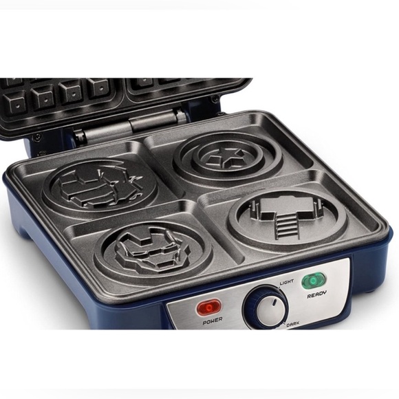 Marvel Avengers Waffle Maker - Picture 3 of 4